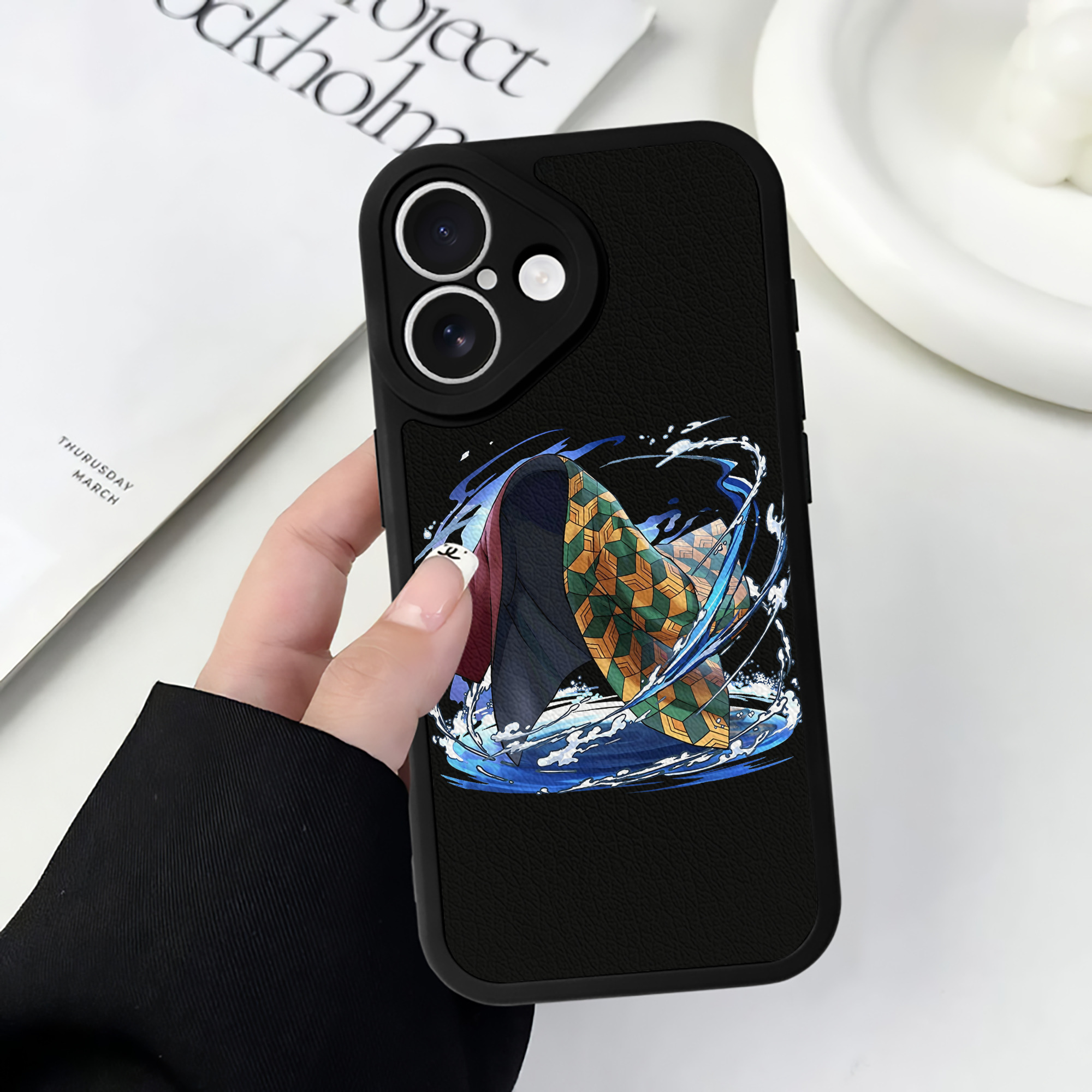 （画像用） 鬼滅の刃（きめつのやいば）水柱-冨岡 義勇／とみおか ぎゆう Tomioka Giyuu 【iPhone 16シリーズ対応】シリコンスマホケース（レザー調） 材質：シリコン